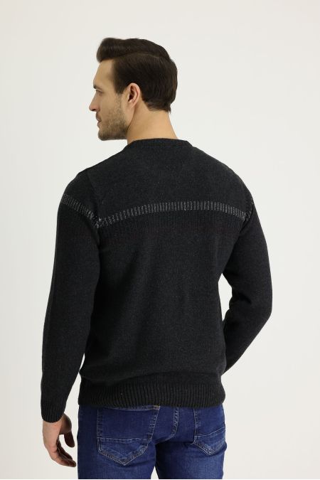 Pullover aus Wolle mit Rundhalsausschnitt, Regular Fit